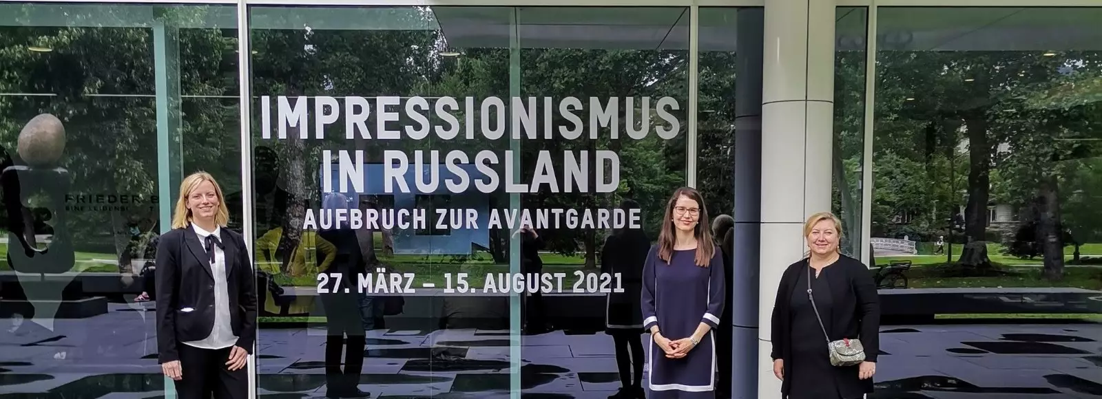 Das Team vom Aqua Aurelia Suitenhotel vor dem Burda Museum