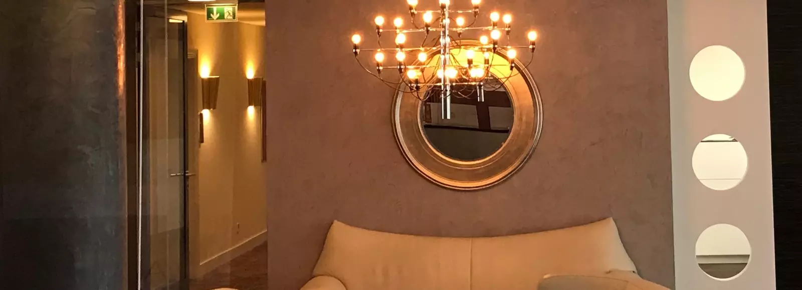 Detailaufnahme des modernen Kronleuchters im Foyer des Aqua Aurelia Suitenhotels