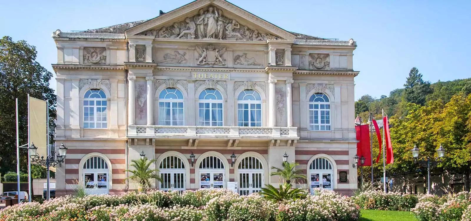 Außenaufnahme von einem schönen Theater mit einem Garten davor