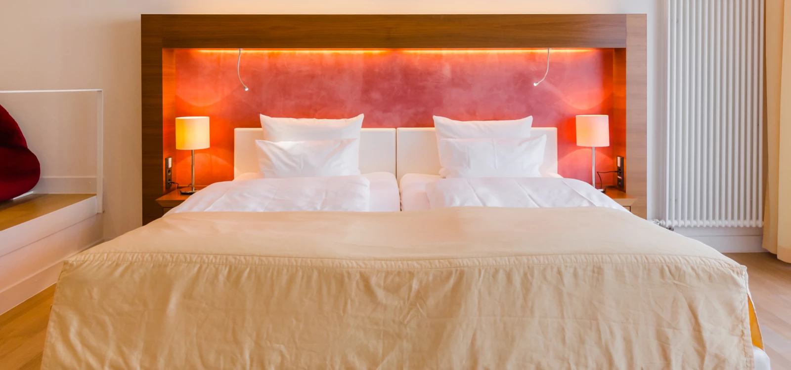 Arrangement aus einer Suite im Hotel in Baden-Baden und einem auf der Wiese picknickenden Pärchens