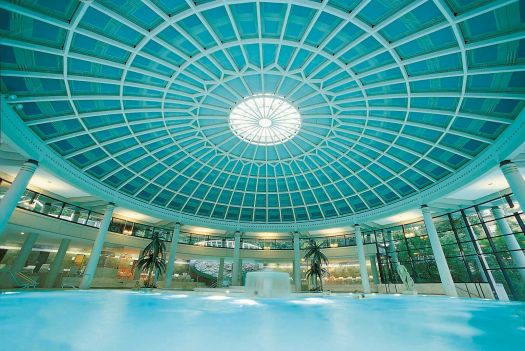 Aufnahme über den Pool der Caracalla Therme in Baden-Baden